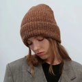 Berretto in maglia grossa color caramello con design sfumato per l'autunno e l'inverno - Caffè Scuro