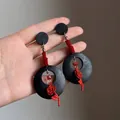 Détail de boucles d'oreilles vintage rouges et noires avec pendentif rose délicat - 16# Tige d'oreille en argent sterling 925 - Noir rouge (Bague rose rétro)