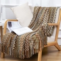 Coperta in maglia bohémien con motivo a zigzag e nappe in caramello e verde bosco - Serie Cachi (127x180cm)