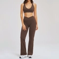 Donkerbruine yoga-set voor dames met V-hals top en flared legging met kruistaille - S / koffiekleur