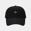 Dettaglio del cappellino da baseball nero in cotone con ricamo del segno di divisione bianco - Regolabile / Nero