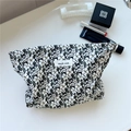 Detailansicht der Baumwoll-Kosmetiktasche mit Blumenmuster und Reißverschluss auf Marmor - Schwarz Mit Weißen Kleinen Blumen