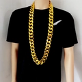 Close-up van een dikke gouden Cubaanse schakelketting in hiphopstijl gedragen door model - Goud (110cm)