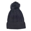 Detalle de gorro de invierno negro de punto trenzado con un suave pompón de pelo sintético - Negro