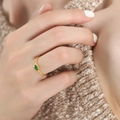 Slanke goudvergulde titanium ring met een ovale groene edelsteen op de hand van model - US 6 / Goud Groen Glas