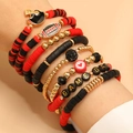 Dettaglio del set di bracciali multistrato Game Day con ciondoli football e perle di lettere - KC Oro Rosso Nero (3357)
