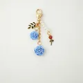 Elegante portachiavi a cuore dorato con rose in resina azzurra e perle bianche - Blu Chiaro (A590)