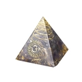 Piramide orgonite con cristalli viola, bobina dorata e simbolo OM su sfondo bianco - Ametista