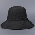 Detailansicht eines schwarzen handgehäkelten Strohhuts mit eleganter Schleifenverzierung - 8cm Krempe / Schwarz
