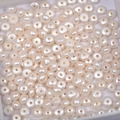 Dettaglio di perle d'acqua dolce bianco sporco da 7mm con foro centrale per gioielli DIY - Circa 7mm Diametro/Foro da 1,5mm / Bianco Naturale