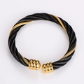 Detailansicht des schwarzen Stahlseilarmbands mit vergoldeten Edelstahlelementen - Schwarz Gold Kabel Mischung