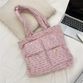 Borsa tote in peluche rosa con quattro tasche a bottone su sfondo accogliente bianco - Rosa