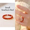 Close-up van een gefacetteerde kleine agaat kralenring voor dames met gepolijste edelsteen - One Size(Elastisch) / Gefacetteerde Zuid-Rode Agaat Ring