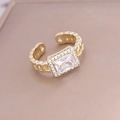 Detail eines Goldrings mit rechteckigem Zirkon und Mikro-Pave-Kristallen - Einstellbar Offen / Weiß