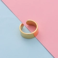 Detalle de anillo abierto dorado ancho con acabado pulido espejo y superficie suave - US 7 / 8mm de Ancho / Dorado