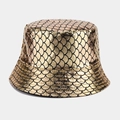 Detailopname van gouden vissershoed met metalen visschubben-textuur en zwart stiksel - M (56-58cm) / Goud