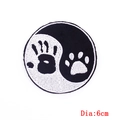 Detailweergave van de ronde Yin Yang borduurbadge van 6cm met hand- en pootafdrukken - Zwart Wit Tai Chi Palm (PE6369CT)