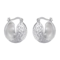 Detailed view of silver hoop earrings with a hammered texture and hinge closure - VE1043 Hammered Texture / White Gold