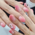 Rosa Ombré-Kunstnägel mit mattem Finish und glitzernden Diamantakzenten auf der Hand - Kleber-Stil (JP2634) / Ombre Pink (Mit 1g Kleber)