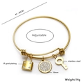 Detalle de pulsera ajustable de acero dorado con colgantes de candado de diamante y llave - Dorado
