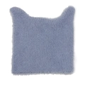 Nahaufnahme der Katzenohren an einer blauen Plüsch-Beanie im Y2K-Stil mit weichem Pelz - Grau