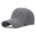 Casquette de baseball grise à chevrons avec un petit badge cœur en métal doré - Réglable / Gris