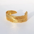 Bracciale rigido a piuma dorata regolabile con incisione dettagliata della foglia - Oro
