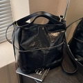 Schicke schwarze Shopper-Tasche aus glänzendem Lackleder mit feiner Faltenstruktur - Schwarz