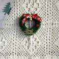 Détail de décoration de gâteau couronne de Noël avec nœud rouge et inscription - Style de Couronne A