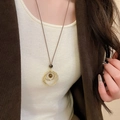 Dettaglio della collana con pendente occhio di tigre e anelli dorati su cordino - Anelli Multistrato (16#)