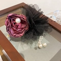 Dettaglio del fermaglio per capelli con rosa di raso viola pizzo e nappe di perle - Fermaglio a Molla Con Nappa a Rosa Nero-Viola