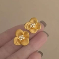 Matte goldene Blumenohrstecker mit funkelnden Kristallen zwischen den Fingern - 13# Vierblättrige Matte Blumenohrstecker mit Diamantenmitte-Gold (WE2482)