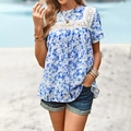 Zomerse top met blauw-witte bloemenprint, ronde hals met kant en korte mouwen - S / Blauw