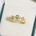 Detail of a vintage gold ring featuring a green oval stone and yellow zircon accents - Green Oval Gemstone Vintage Luxury Style (金色15)