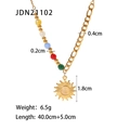 Vista detallada del collar con colgante de sol en oro de 18K y piedras de colores - Estilo de Empalme de Cuentas de Colores / Colgante de Sol Dorado