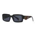 Moderne rechteckige Sonnenbrille mit schwarzem Rahmen und Bügeln in Schildpatt-Optik - Schwarzer Rahmen Schildpatt Bügel Schwarzgraue Gläser