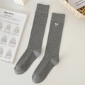 Chaussettes montantes grises à côtes avec broderie nœud blanc style écolière japonaise - Taille unique / Gris foncé (avec nœud blanc)