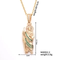 Detailoverzicht van gouden priesterportret hanger met groene zirkoon en maten - Groene Zirconia Sint-Juda Stijl (N00952-2)
