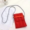 Detail der roten gestrickten Handytasche mit orangefarbenem Akzent und grauem Schultergurt - 11cm x 17cm / Rote Tasche + Graues Seil