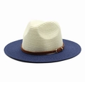 Détail d'un chapeau Panama bicolore avec couronne crème et lanière en cuir marron - M (56-58cm) / Blanc Cassé + Bleu Marine