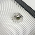 Dettaglio dell'anello vintage occhio con accento verde e perla bianca su metallo argento - Anello con nappe occhio argento