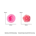 Detail van roze siliconen vorm en afgewerkte decoratie inclusief maataanduidingen - Roos Bloem 01