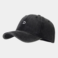 Dettaglio di un cappello da baseball in denim nero lavato con lettera D ricamata in bianco - Regolabile / Nero
