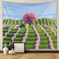 Dettaglio dell'arazzo bohémien con albero rosa in fiore appeso a una parete strutturata - 73X95CM / Tessuto spazzolato