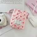 Dettaglio della borsa a coulisse rosa trapuntata con cuori rossi e imbottitura - Cuore rosa trapuntato