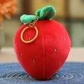 Dettaglio ravvicinato del portachiavi a fragola in peluche con foglie verdi - Ciondolo da 10 cm (con gancio) / Fragola