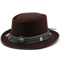 Dettaglio cappello in lana marrone scuro con nastro etnico e decoro in turchese - M (56-58cm) / caffè