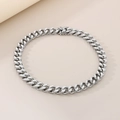 Primer plano de pulsera de cadena cubana plateada de 13 mm con cierre de caja - 18cm / Color Acero