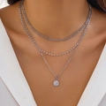 Makro-Detail des silbernen mehrlagigen Halskettensets mit funkelndem Strass-Rundanhänger - Silber Stil 4627