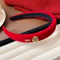 Serre-tête en velours rouge avec ornement de rose dorée et détail de logo métallique - 52# Serre-Tête-Rouge